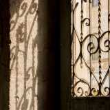 In alcuni punti la luce del sole fa veramente fatica a penetrare: il buio che si viene cos� a creare, sommato alle tetre finestre senza vetri, "regala" scorci piuttosto inquietanti